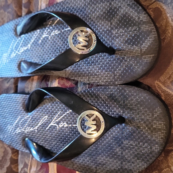 Michael kors flip flops wore for five seconds new no box but dust bag for shoes - Picture 2 of 5